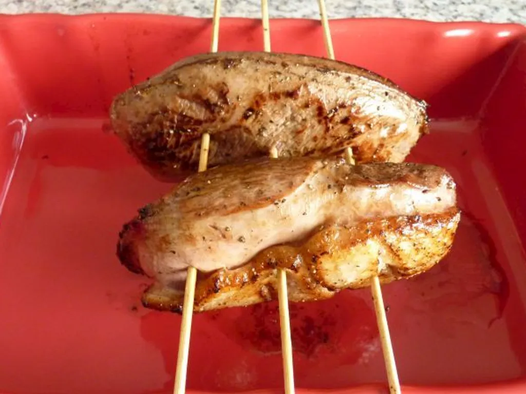magret de canard entier cuit sur des brochettes
