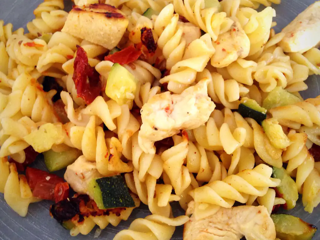 fusilli sautées poulet, courgettes et tomates séchées