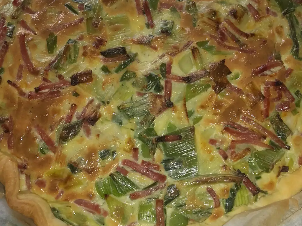 quiche au poireaux, mascarpone et allumettes de jambon