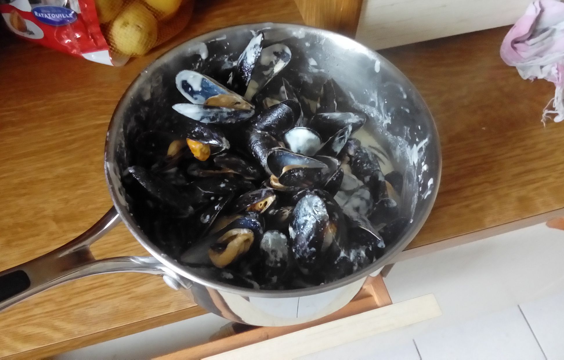 Moules à la crème et au vin blanc : Recette de Moules à la crème et au