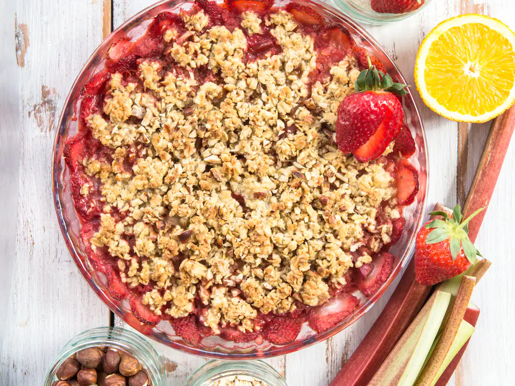 crumble à la rhubarbe et aux fraises