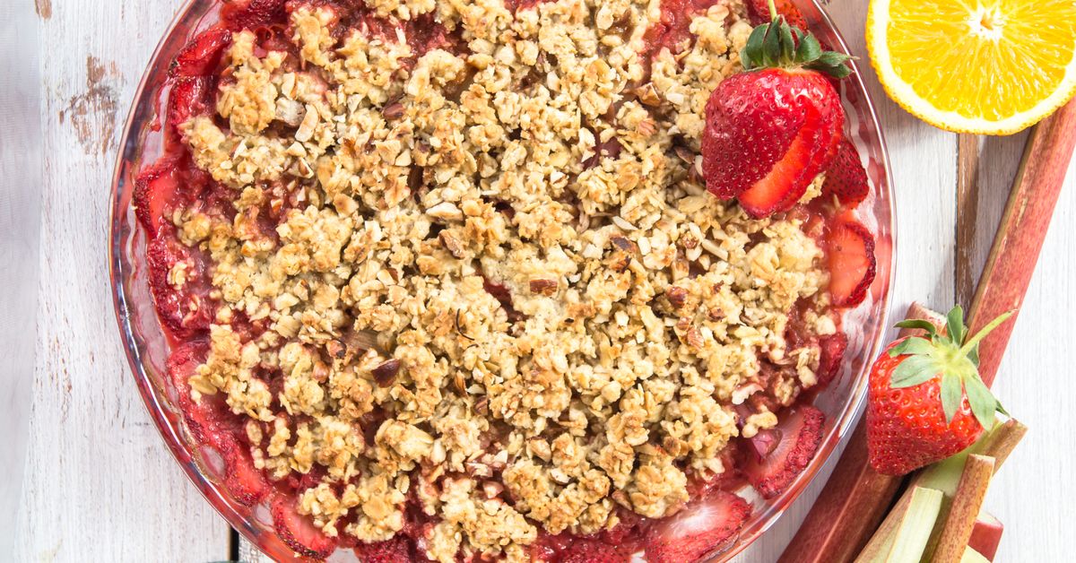 Crumble La Rhubarbe Et Aux Fraises Recette De Crumble La Rhubarbe Et Aux Fraises