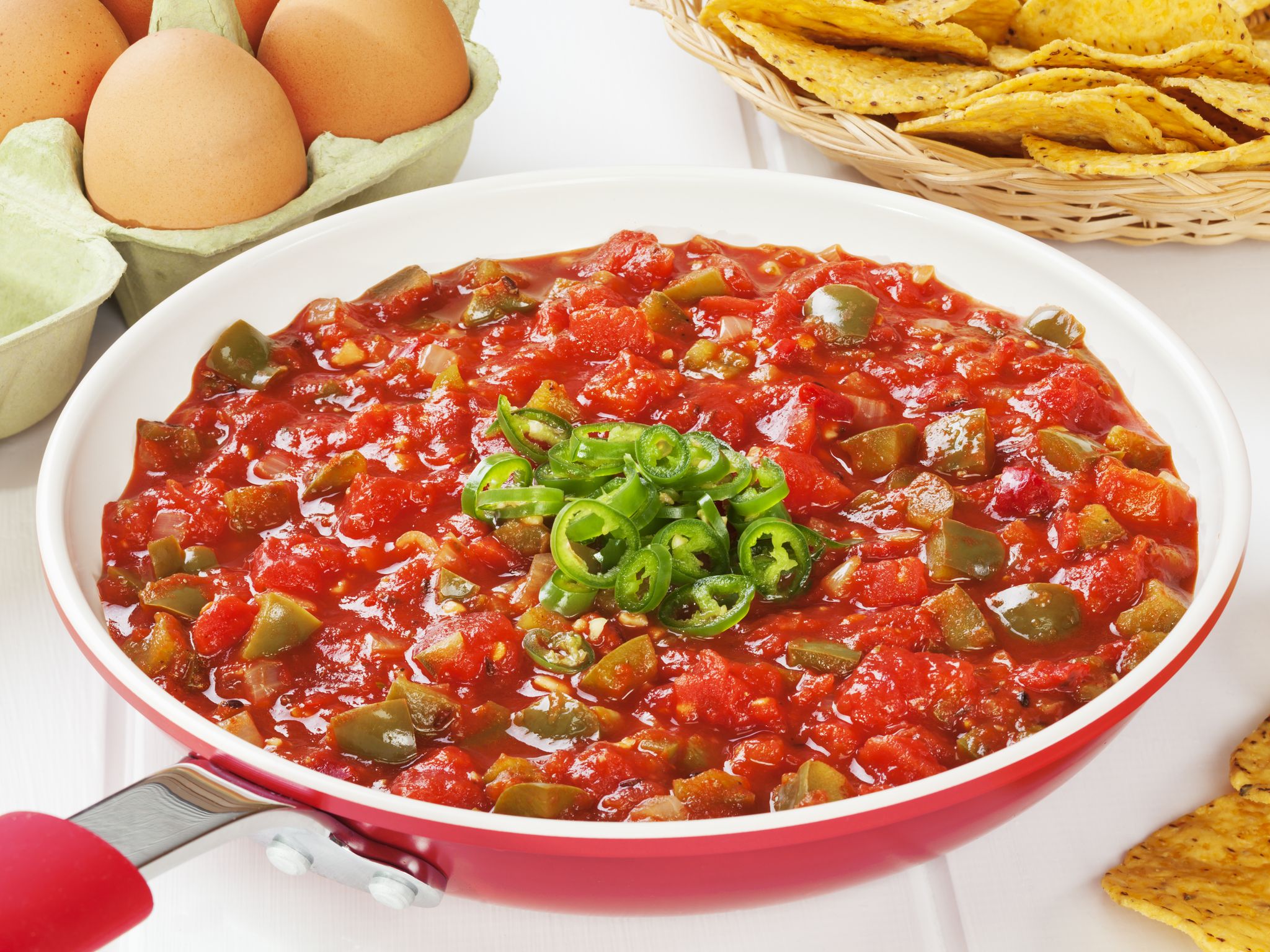 Une belle frita dorée, avec des pommes de terre, des poivrons, des oignons et des tomates