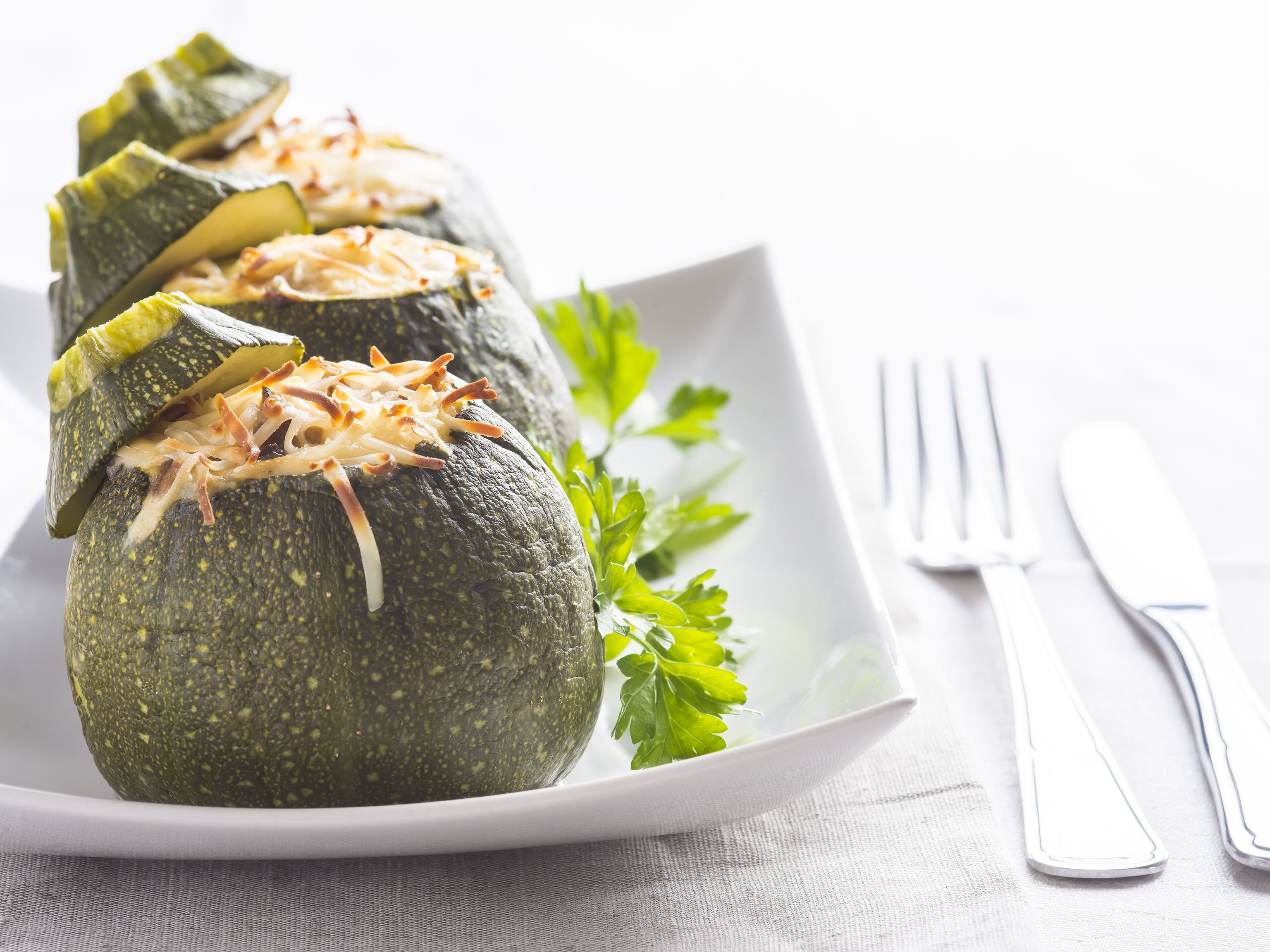 Courgettes rondes farcies aux légumes et au poulet : Recette de ...