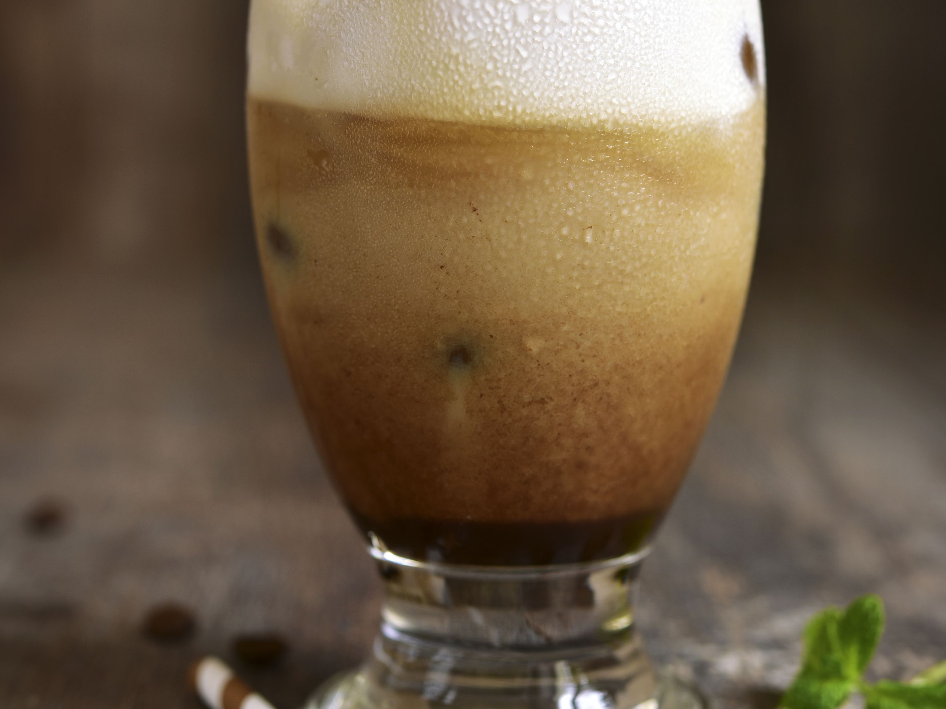 Café frappé (café glacé grec) : Recette de Café frappé (café glacé grec ...