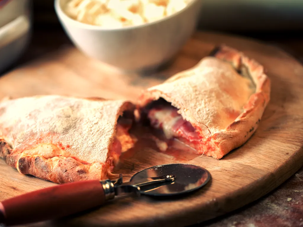 pizza calzone tomate mozzarella