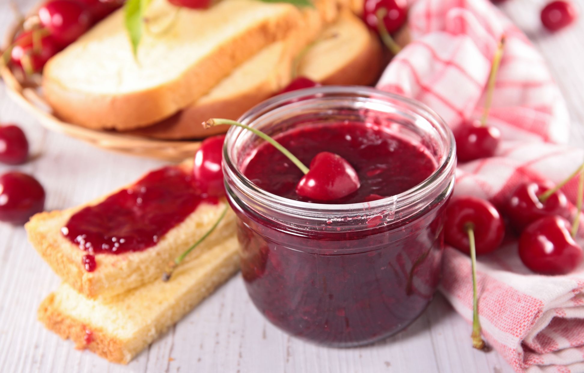 Confiture à la cerise et à la rhubarbe Recette de Confiture à la