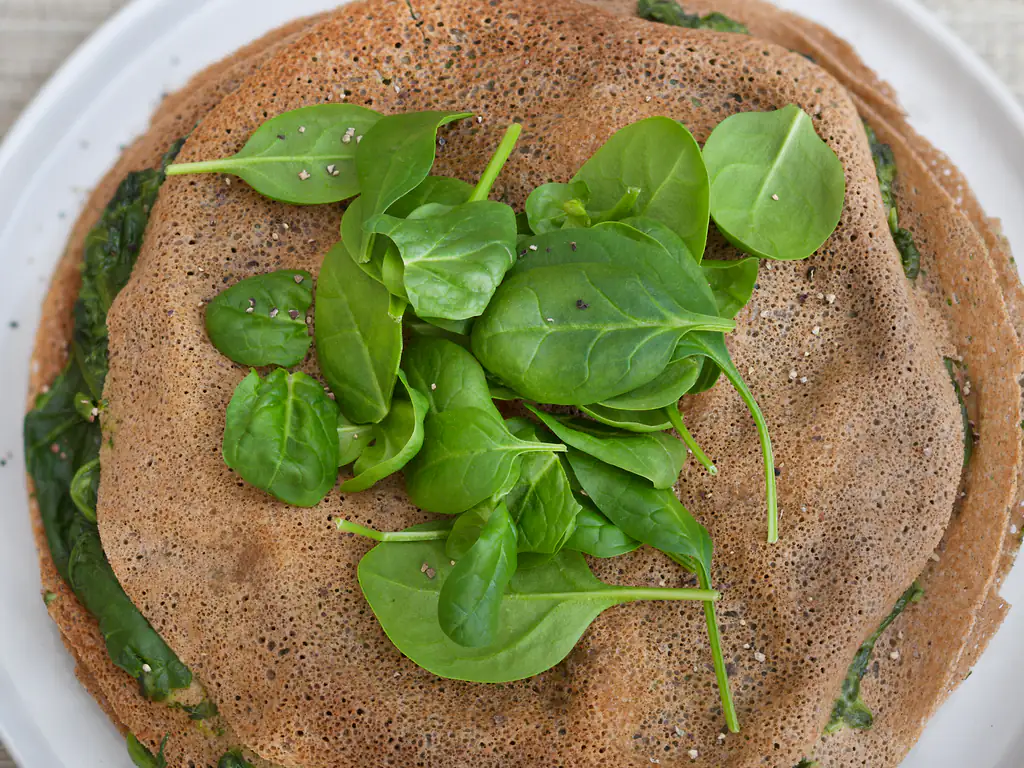 gâteau de crêpes aux épinards et au chèvre