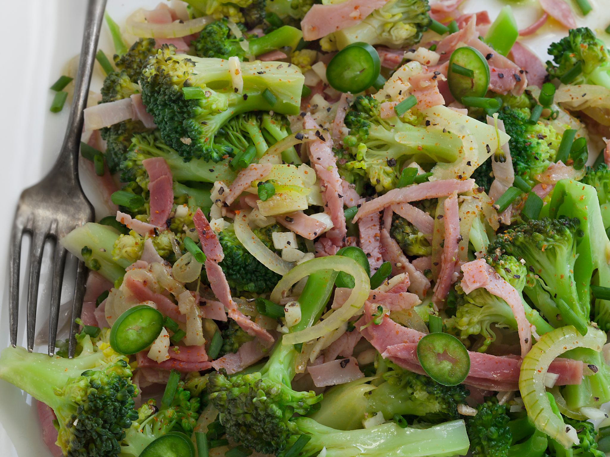 Sauté de brocolis au jambon cru et à l'ail : Recette de Sauté de ...