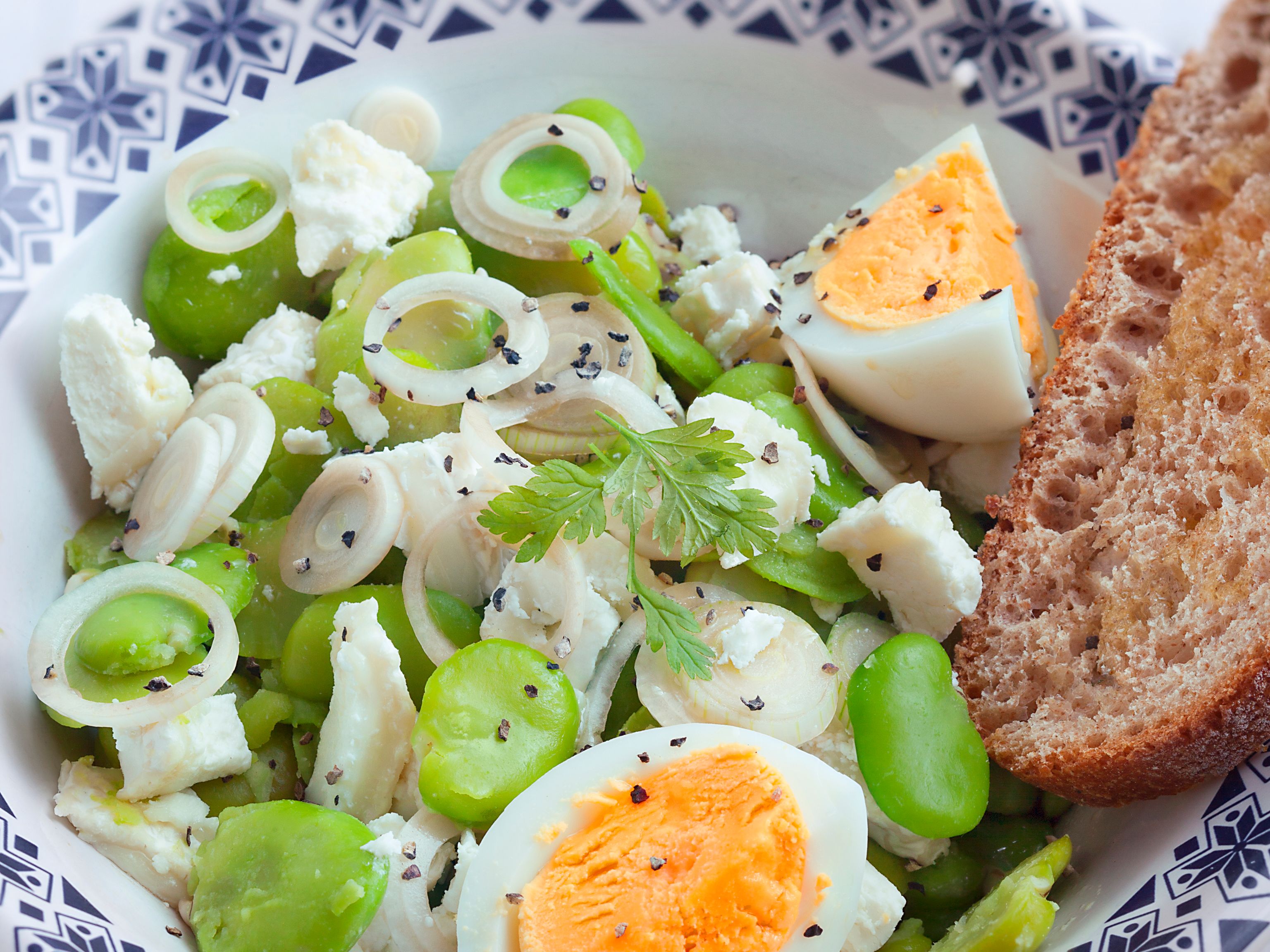 Salade de fèves au chèvre frais et aux oeufs : Recette de Salade de