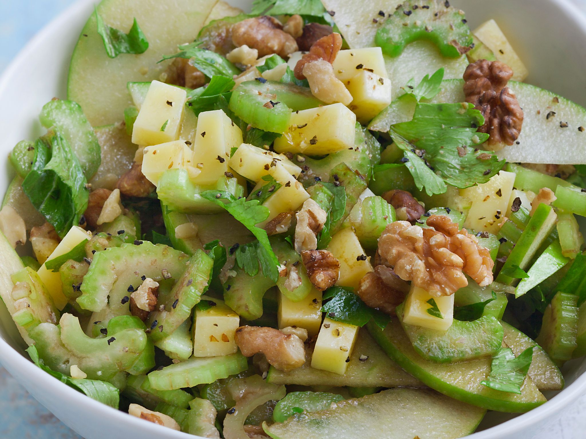 Salade de céleri branche, pommes, noix et dés de fromage : Recette de