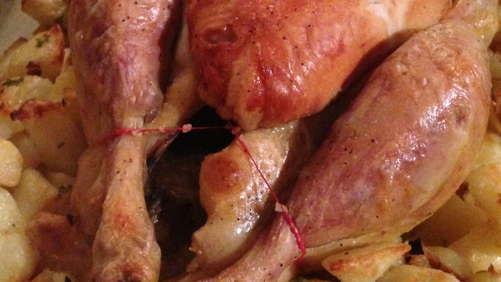 Poulet rôti et pommes de terre fondantes au four-image