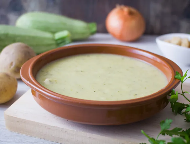 Soupe pommes de terre, courgettes et carottes : recette de Soupe pommes