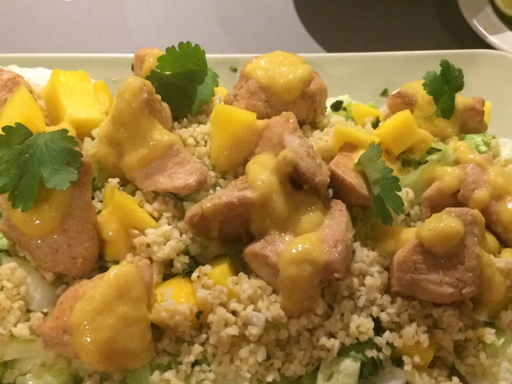 salade de laitue iceberg au poulet et à la mangue