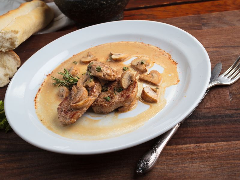 Roti De Veau Aux Girolles Et A La Creme Recette De Roti De Veau