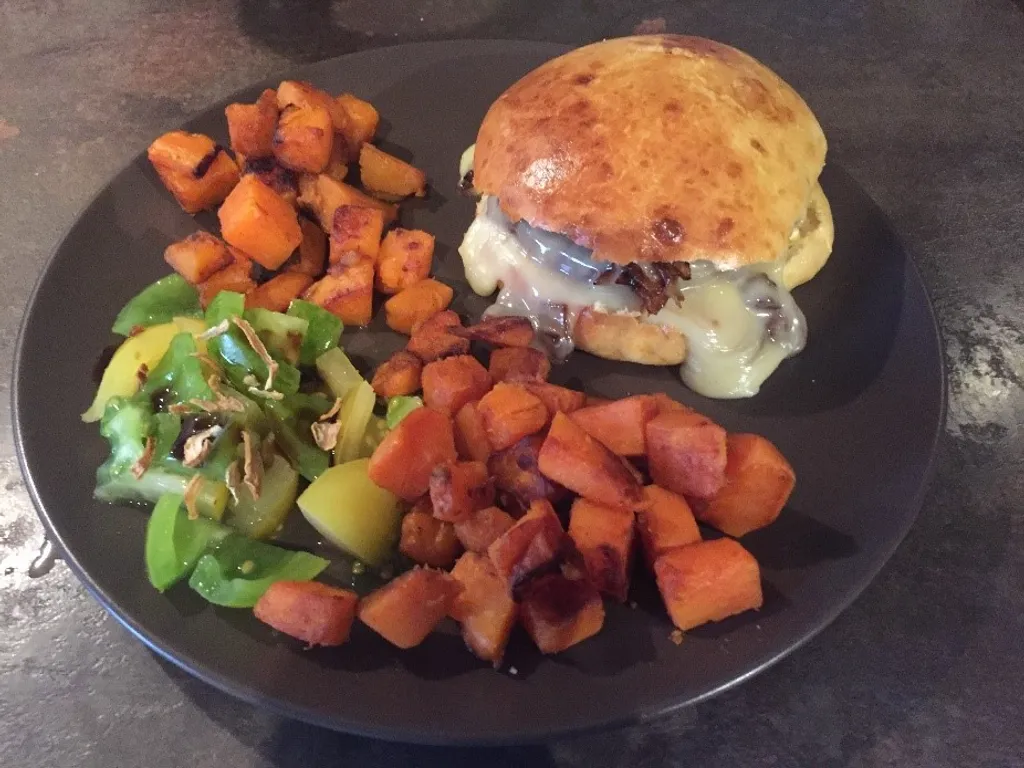 burger au pain brioché maison, au brie de meaux, et patates douces sautées