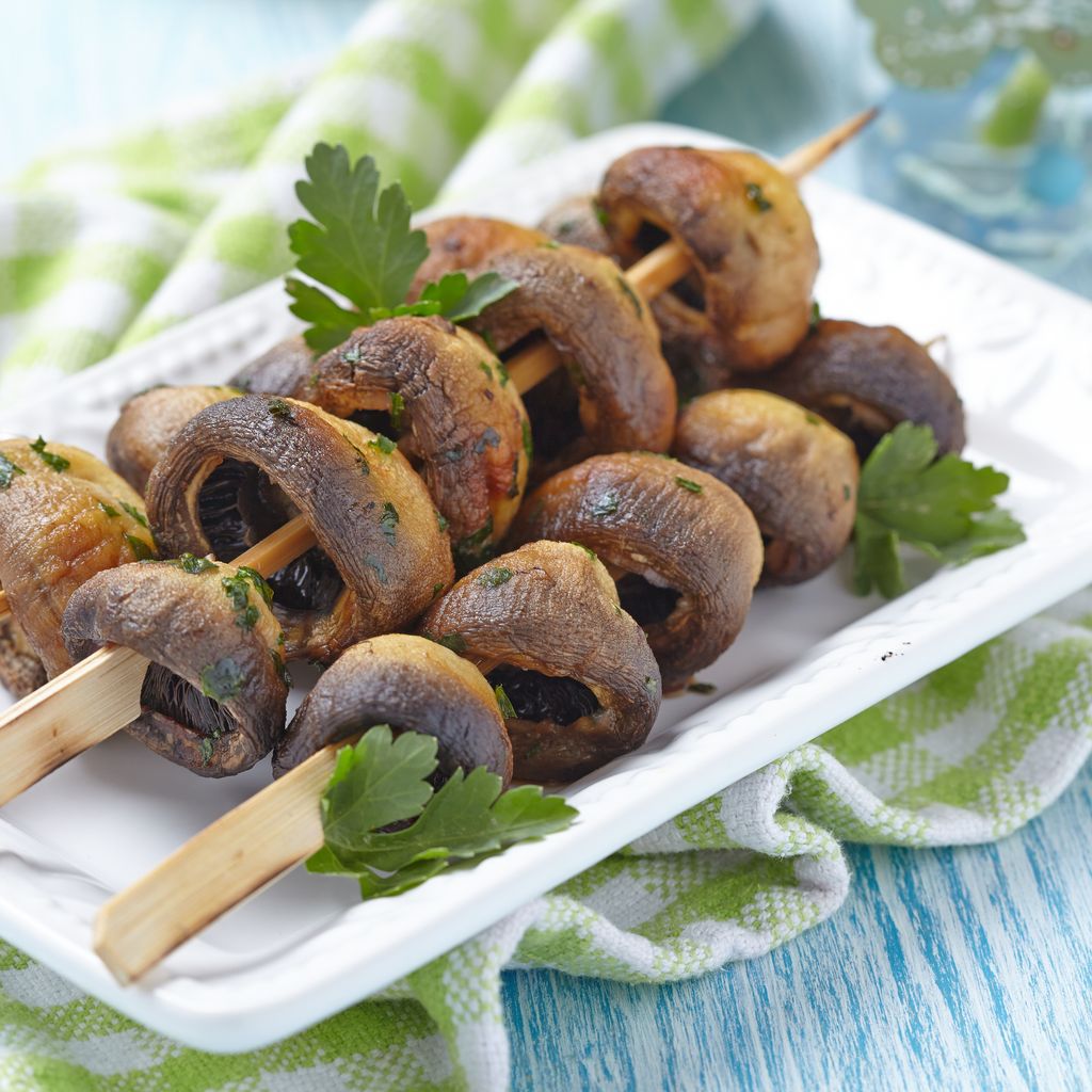 Brochettes de champignons de Paris et de fromage marinées aux épices