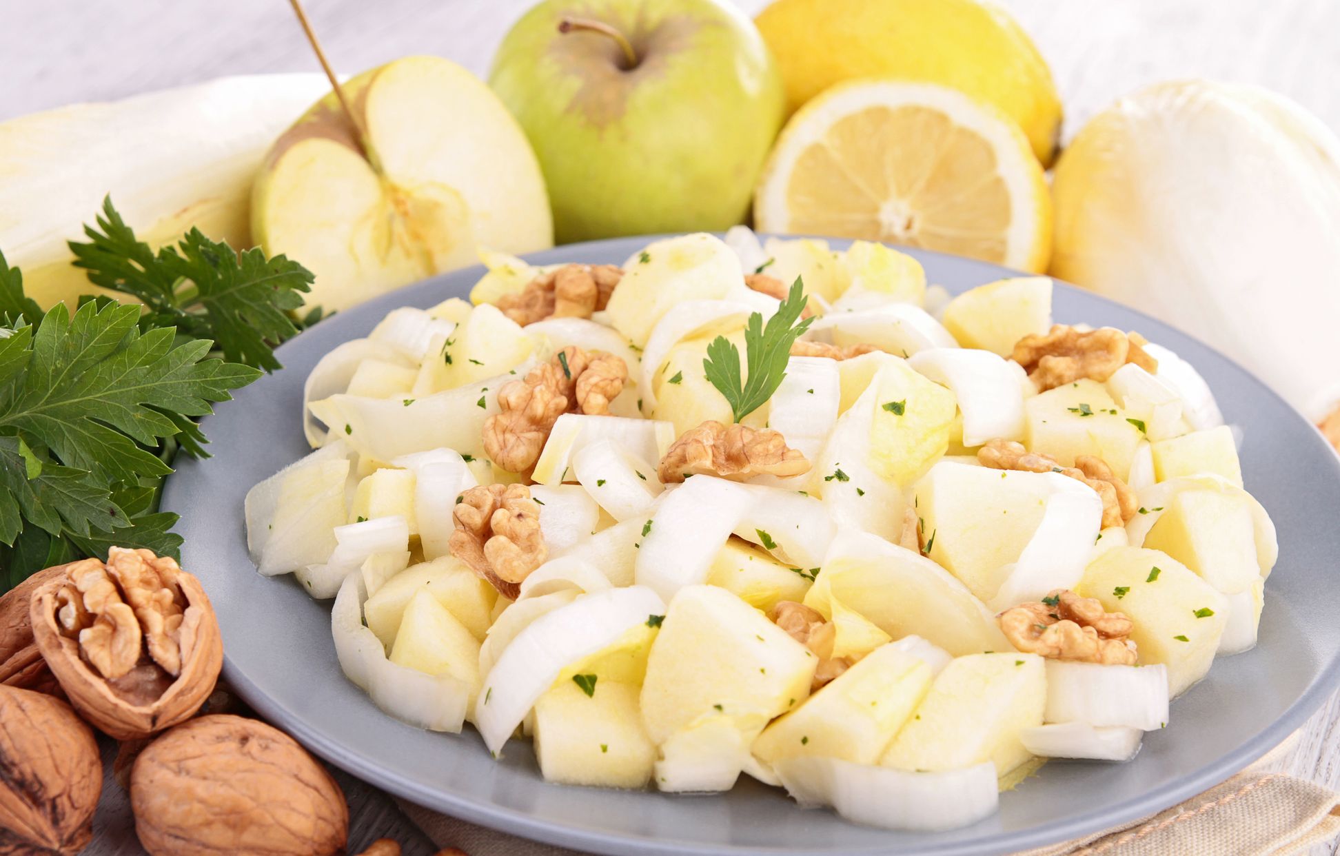 Salade rafraîchissante aux endives, pommes et noix Recette de Salade rafraîchissante aux