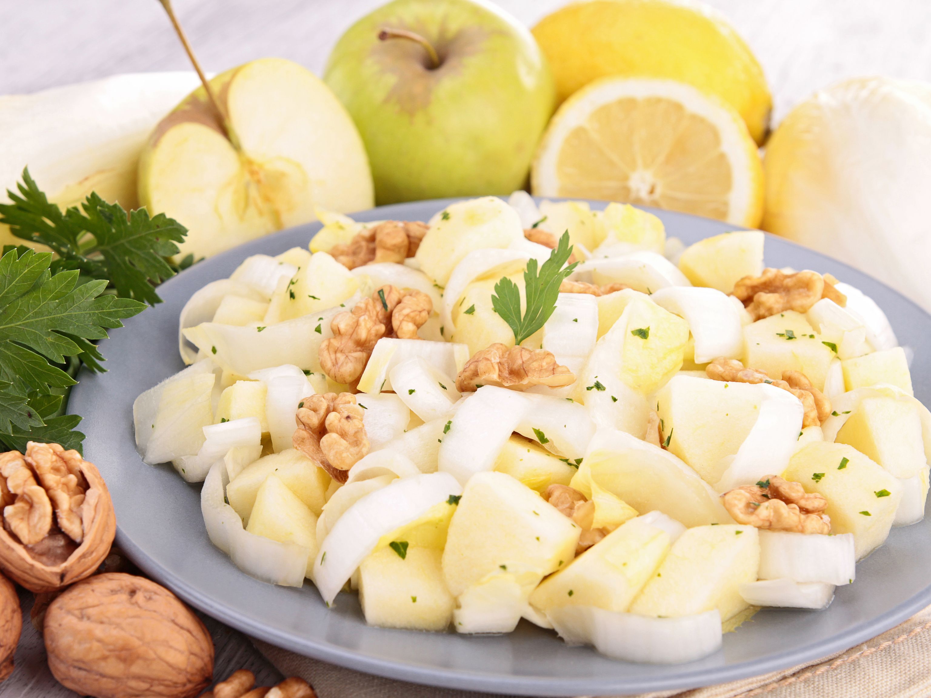 salade rafraîchissante aux endives pommes et noix recette de salade
