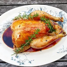 Poulet rôti au thym et à l'ail sauce vin rouge