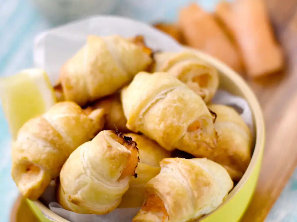 petits croissants au saumon fumé (toast apéritif)