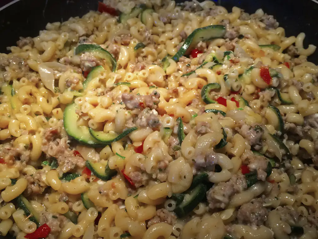 méli mélo de pâtes, courgettes et viande hachée