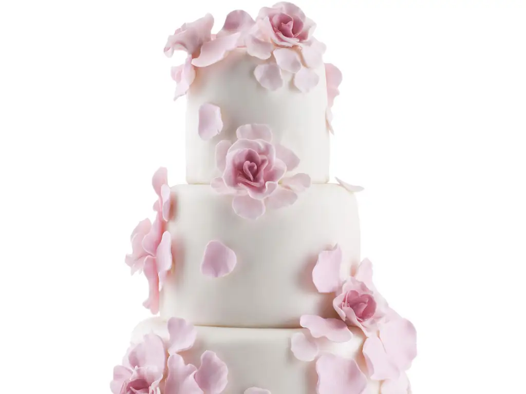 wedding cake blanc aux pétales de fleur