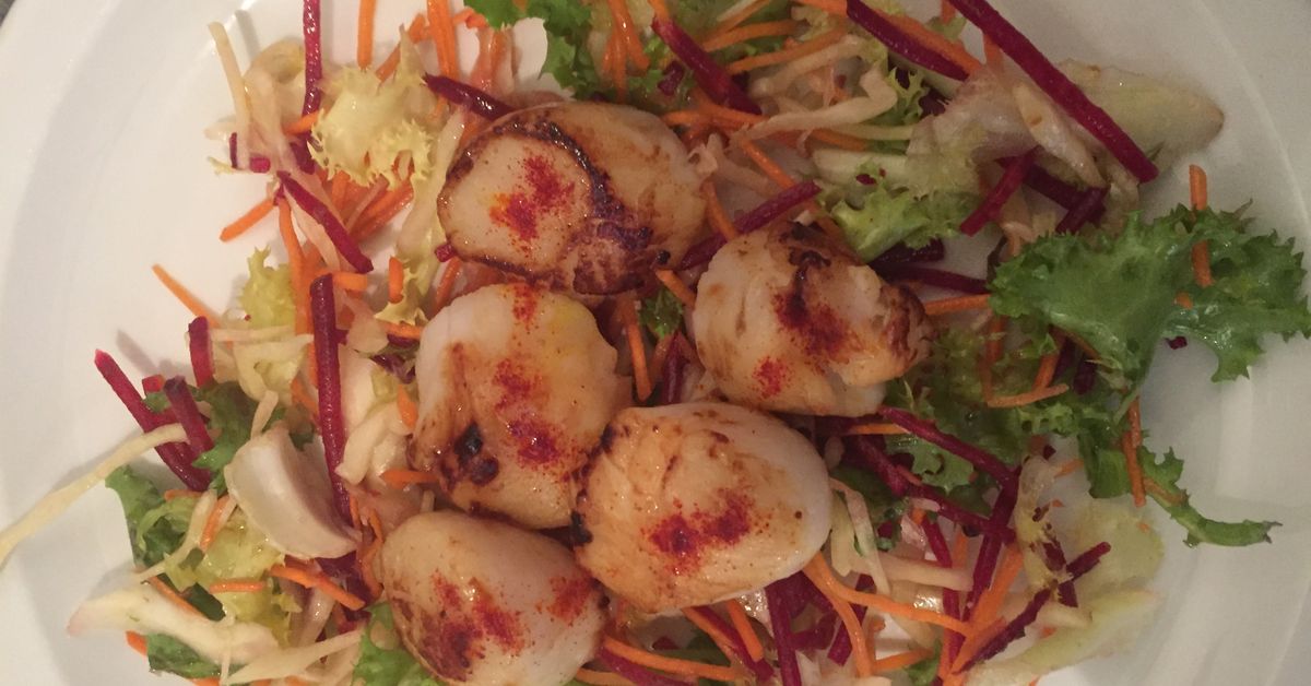Salade verte aux noix de St-Jacques et safran : recette de Salade verte