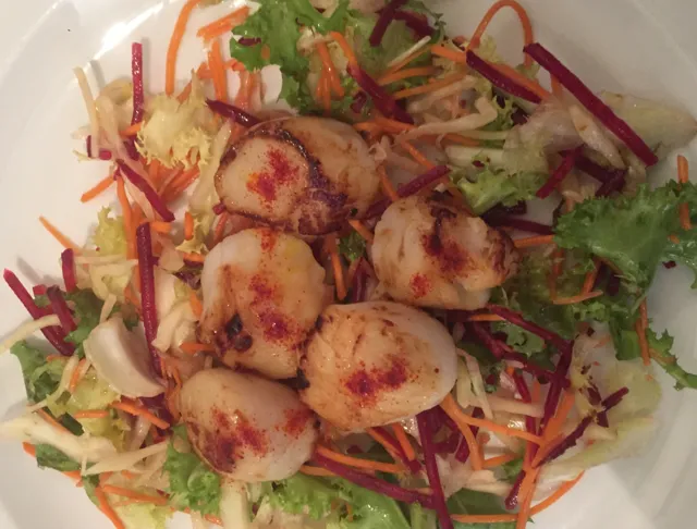 Salade verte aux noix de St-Jacques et safran : recette de Salade verte