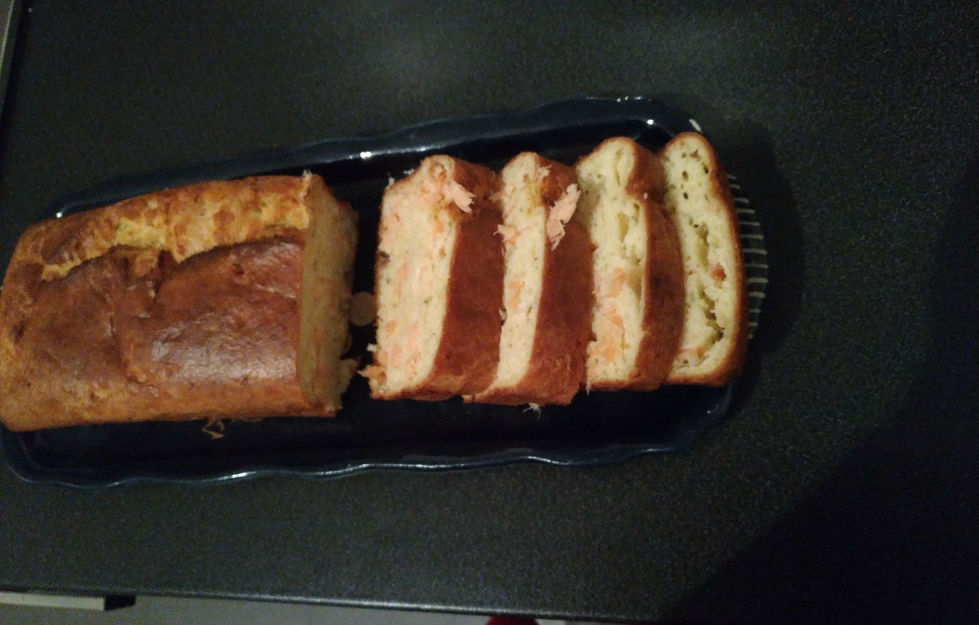 Cake au saumon et fromage ail et fines herbes : Recette de Cake au