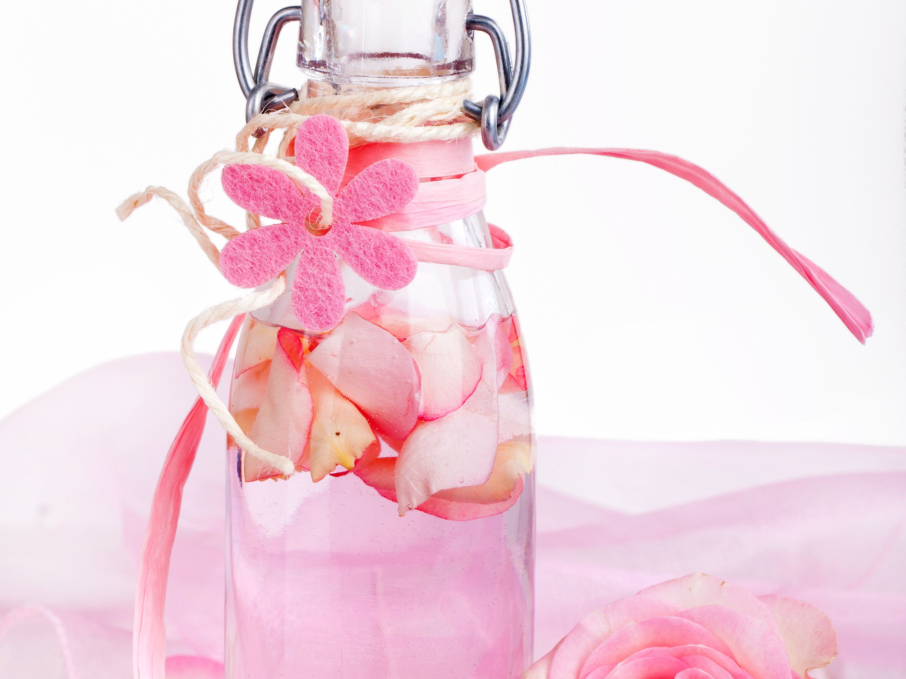 Liqueur de roses maison Recette de Liqueur de roses maison Marmiton