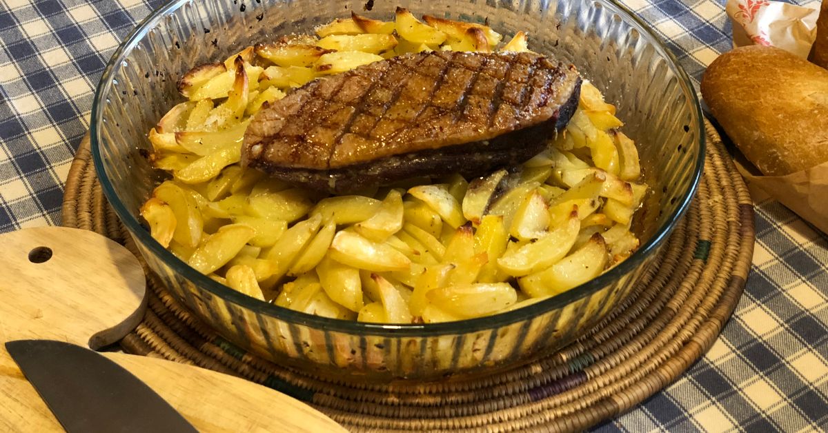 Magrets au four sur lit de pommes de terre : recette de Magrets au four