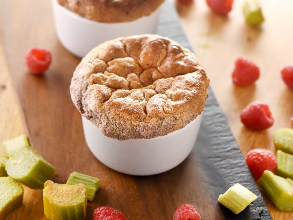 Soufflé à La Rhubarbe Et Aux Fruits Rouges : Recette De Soufflé à La ...