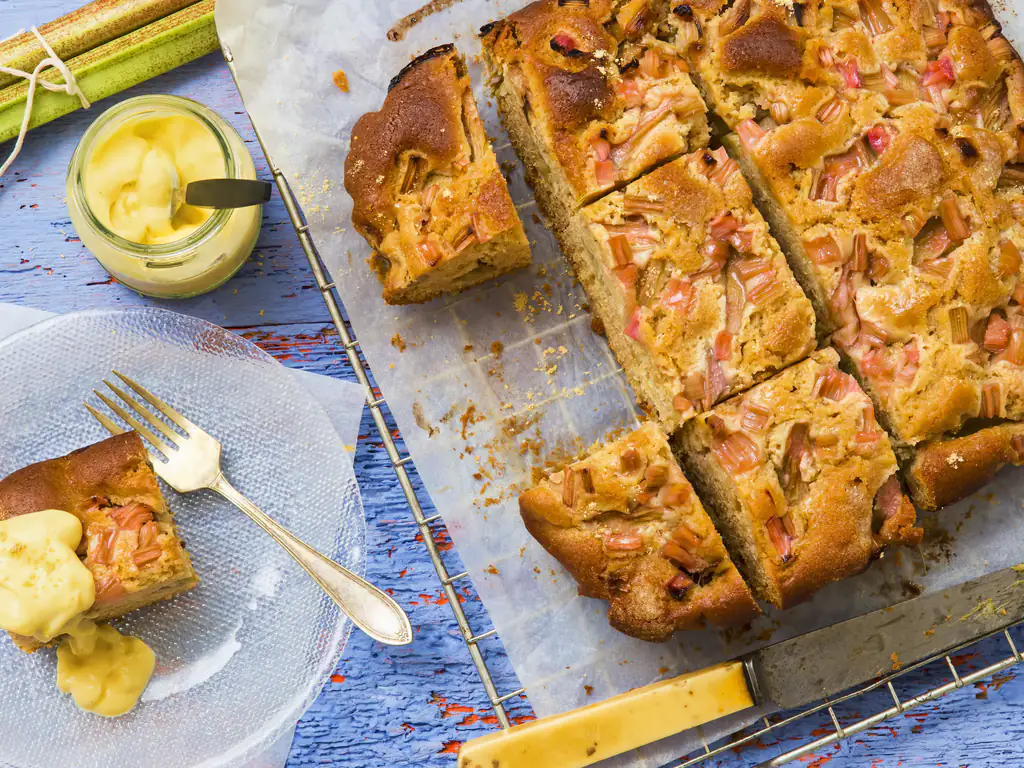 gâteau à la rhubarbe et aux noisettes