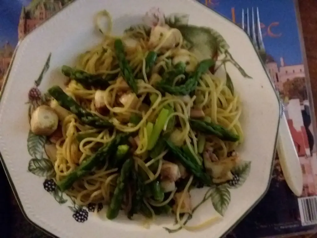 linguine sautées au poulpe et asperges vertes