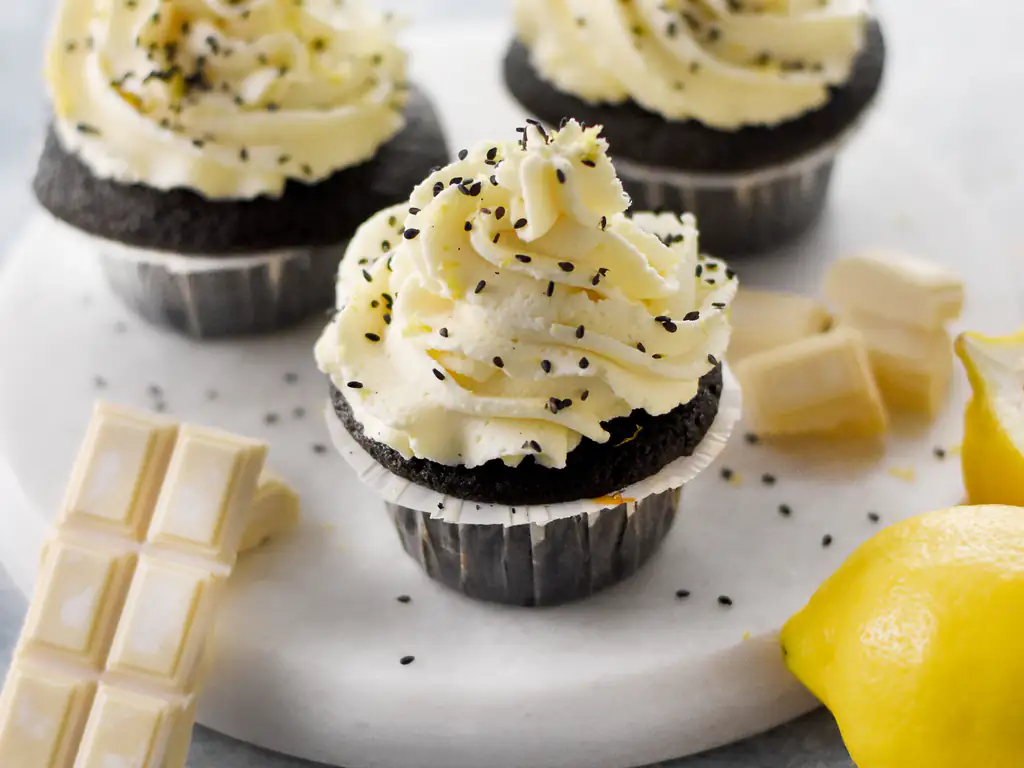cupcake noir au charbon et crème au citron