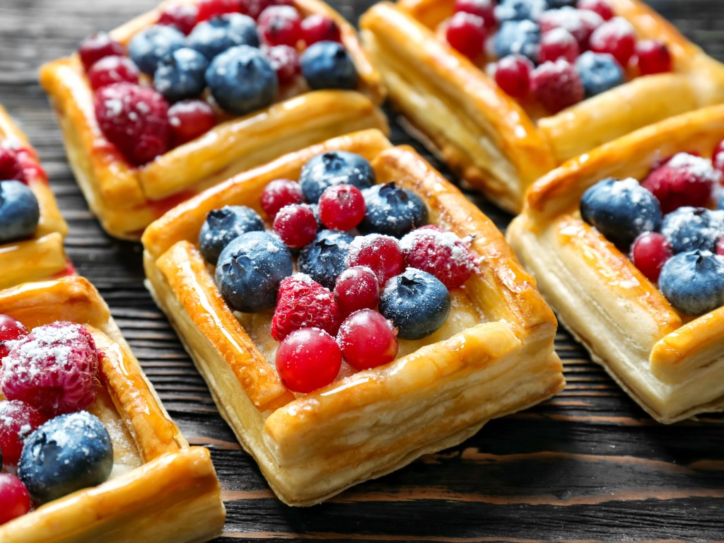 Recette mini-tartelettes feuilletées aux fruits rouges sur Chefclub daily