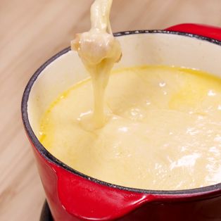 Fondue Savoyarde : Recette de Fondue Savoyarde - Marmiton