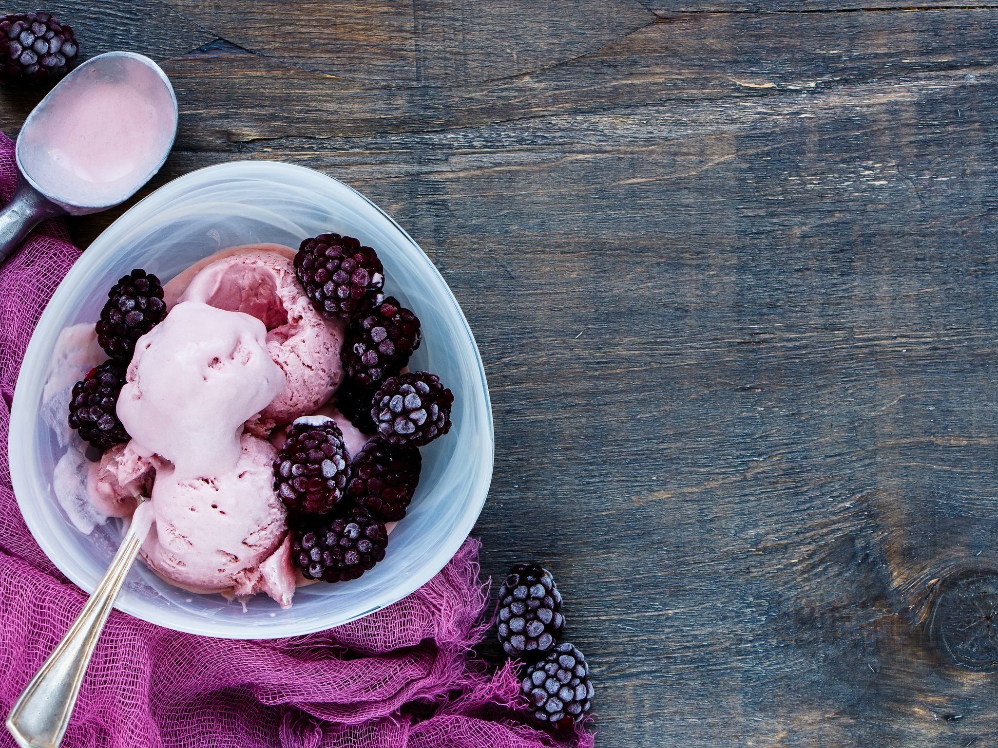 Glace crémeuse et facile à la mûre : Recette de Glace crémeuse et