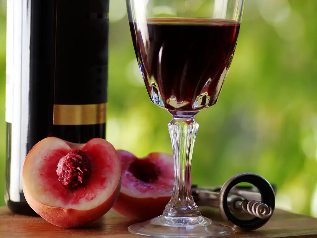 vin de feuilles de pêcher ou de cerisier
