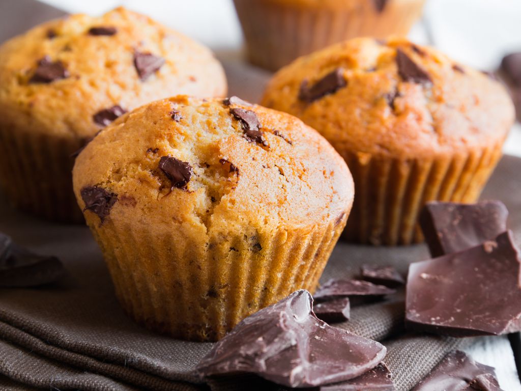 Un Moule à Muffins Avec Des Pépites De Chocolat Dessus.