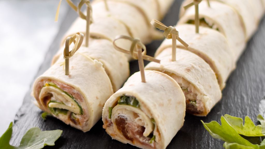 Wrap apéritif jambon cru, roquette, fromage frais et tomates séchées-image