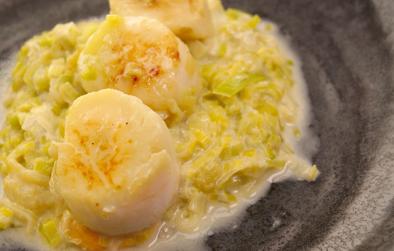 Coquilles St Jacques et leur fondue de poireaux Recette de Coquilles