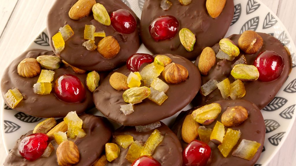 Mendiants, chocolats aux fruits secs - Recette Ptitchef