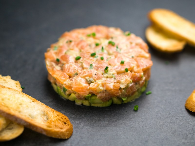 Tartare De Saumon Fume A L Avocat Et Aux Baies Roses Recette De