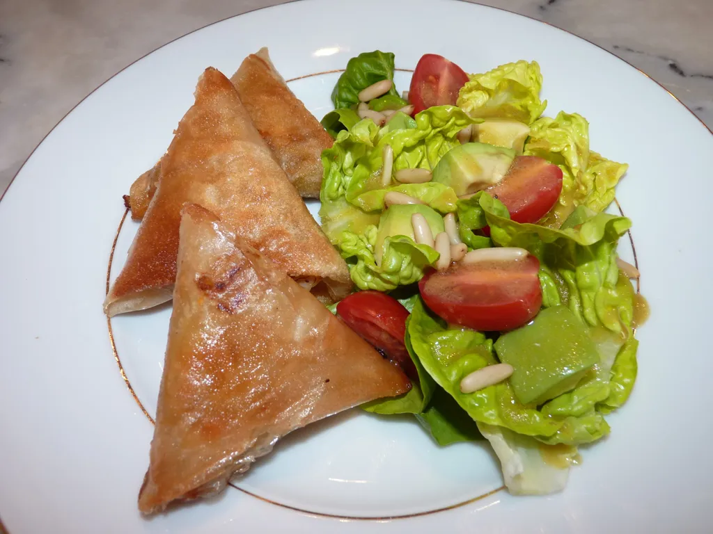 bricks aux deux fromages sur un lit de salade