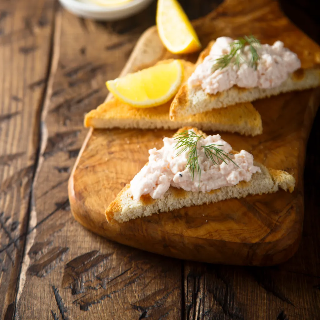 Toasts de chips de crevettes au tartare de saumon – Ti Molokoy blog