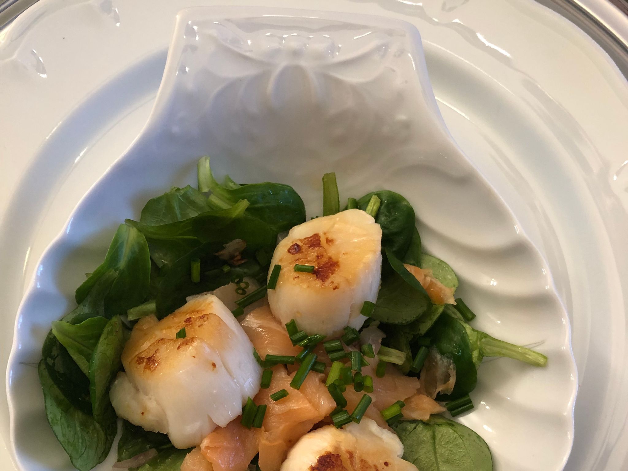 St Jacques et saumon fumé sur lit de mâche Recette de St Jacques et