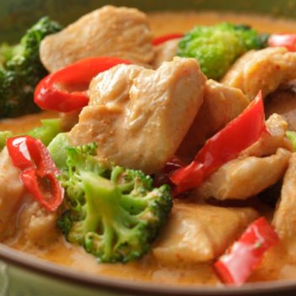 Curry de poulet aux petits légumes et lait de coco