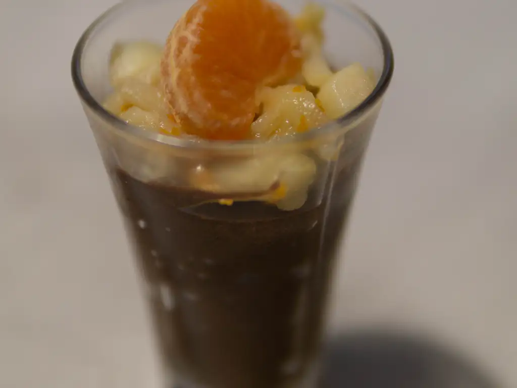 verrine de pomme et ses fruits sur lit de mousse au chocolat noir